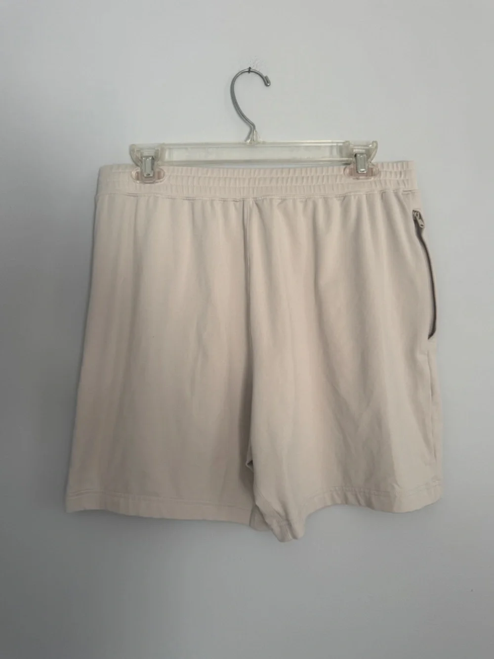 ALO Yoga Men’s Cream Athletic Shorts - Picture 4 of 5